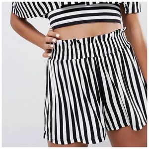3/$25 💓 Flowy Striped Black and White Shorts w/ stretchy waistband High Waist